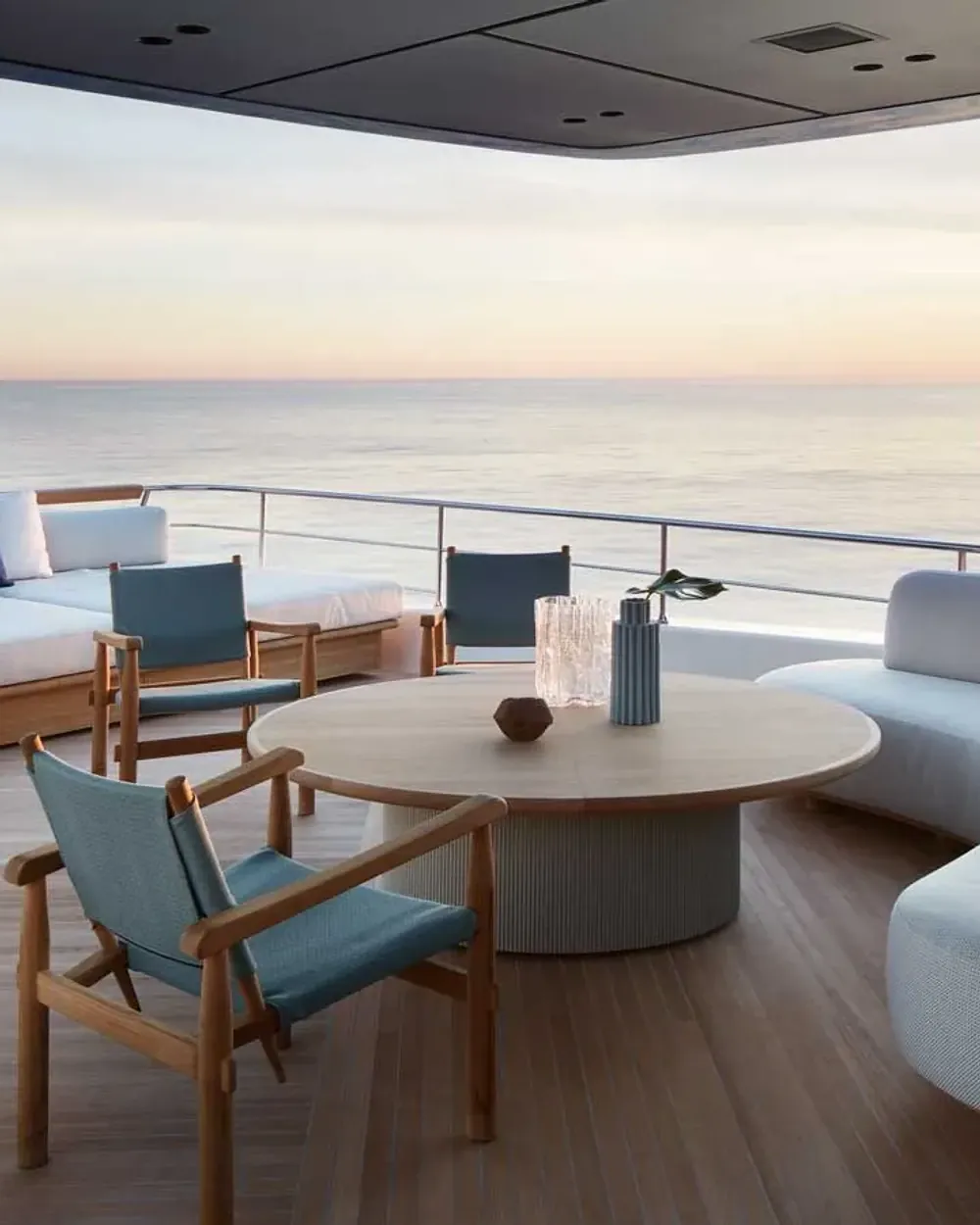 Luxusyacht vor Anker während eines Charters