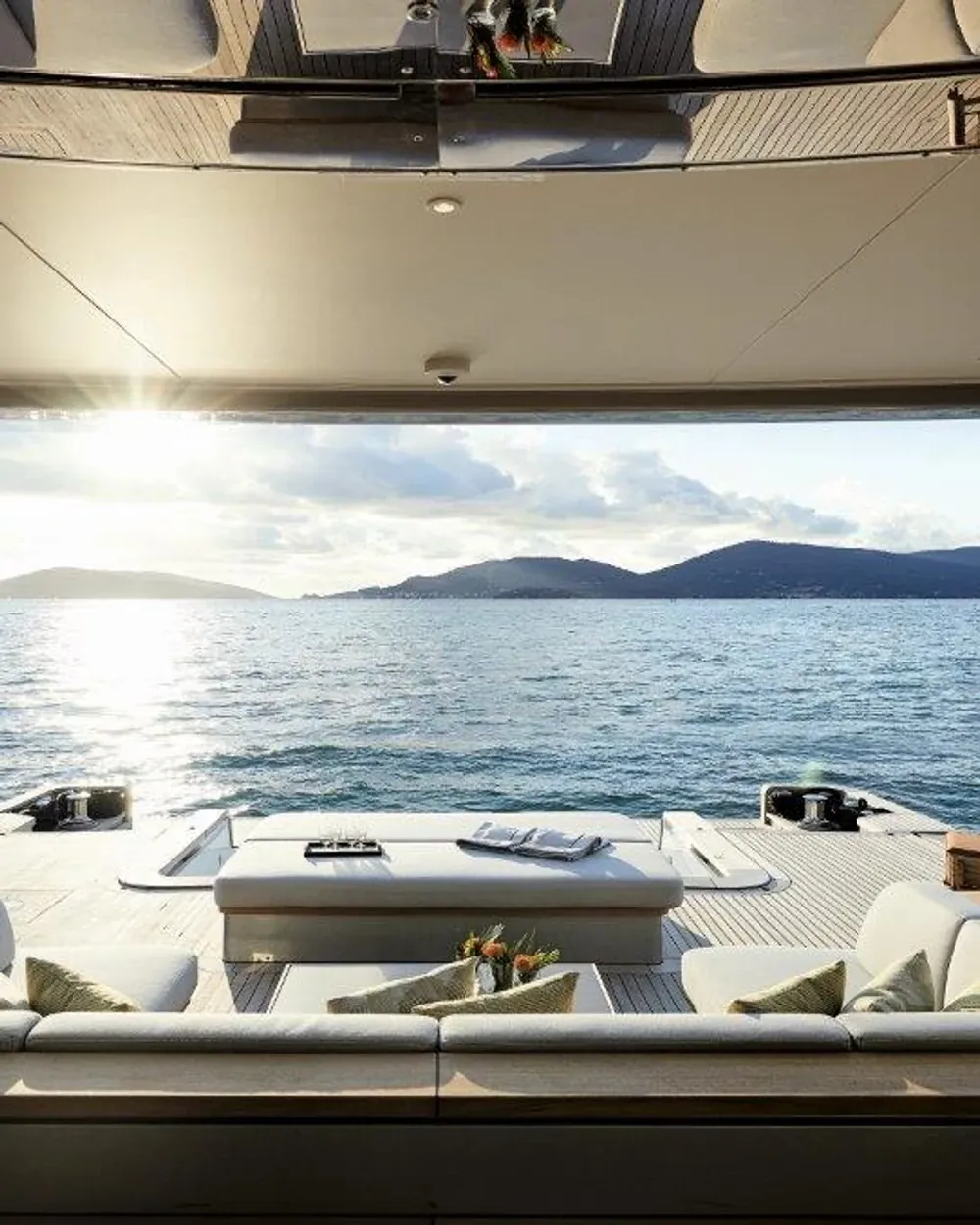 Blick vom Deck einer Luxusyacht auf See