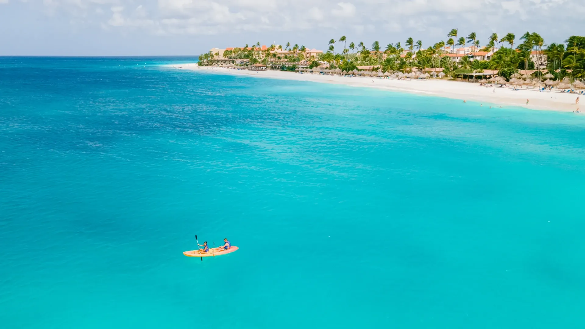 Yacht au mouillage dans les eaux claires des Caraïbes