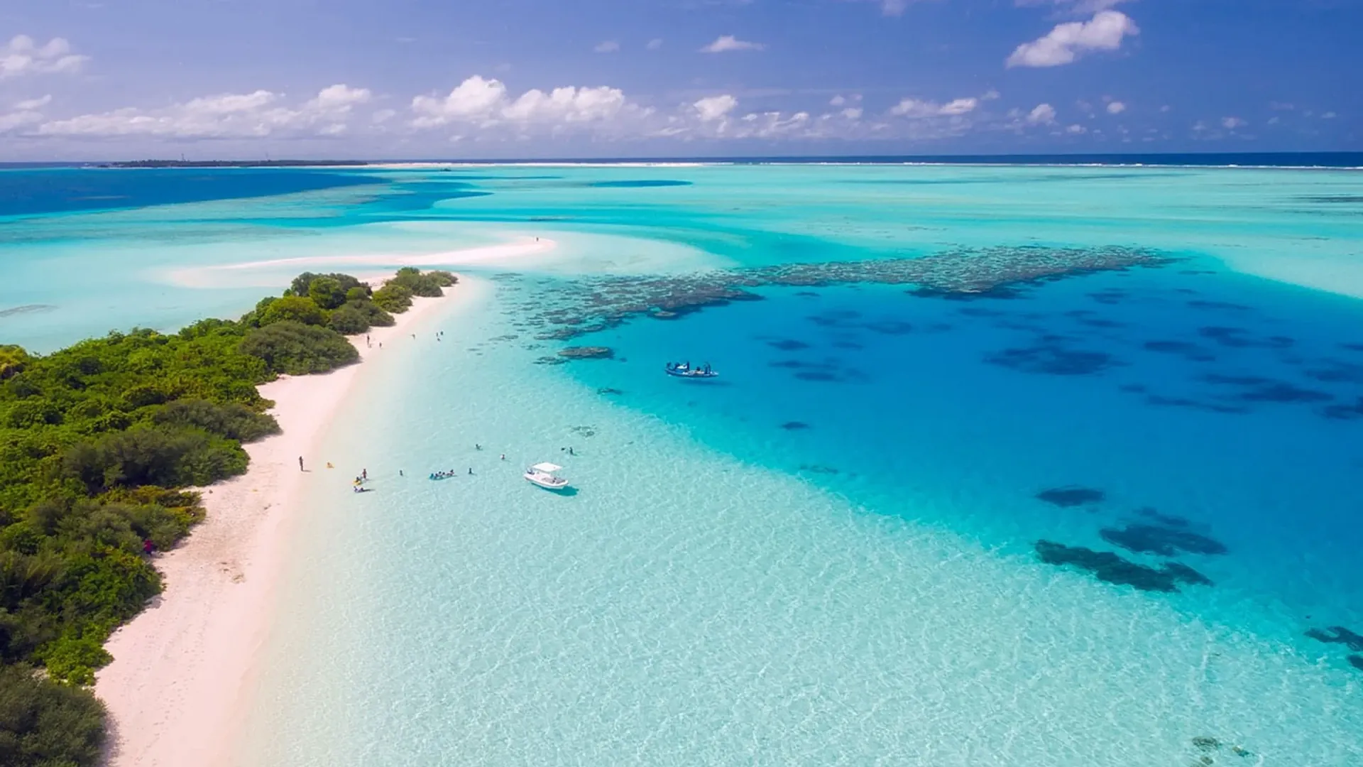 Türkisfarbene Lagune, Riff und weiße Sandbank auf den Malediven