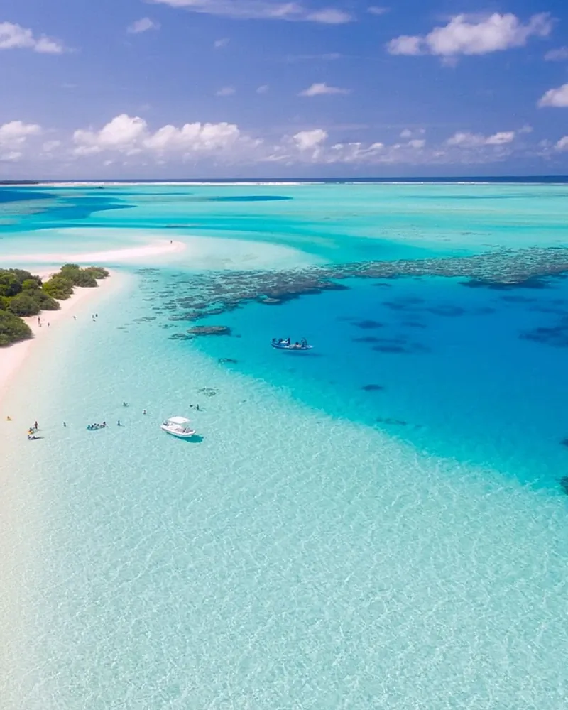 Türkisfarbene Lagune und weiße Sandbank auf den Malediven