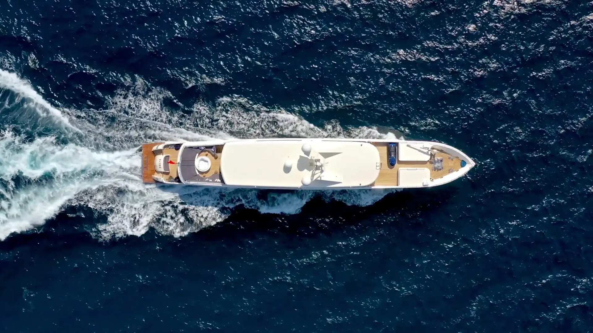 Superyacht auf See von oben