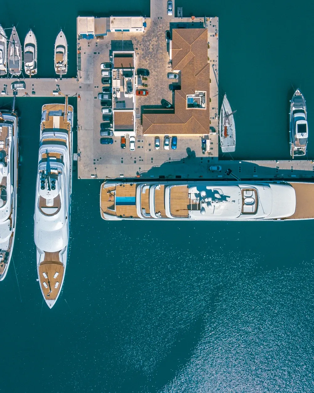 Vue aérienne de superyachts amarrés dans une marina