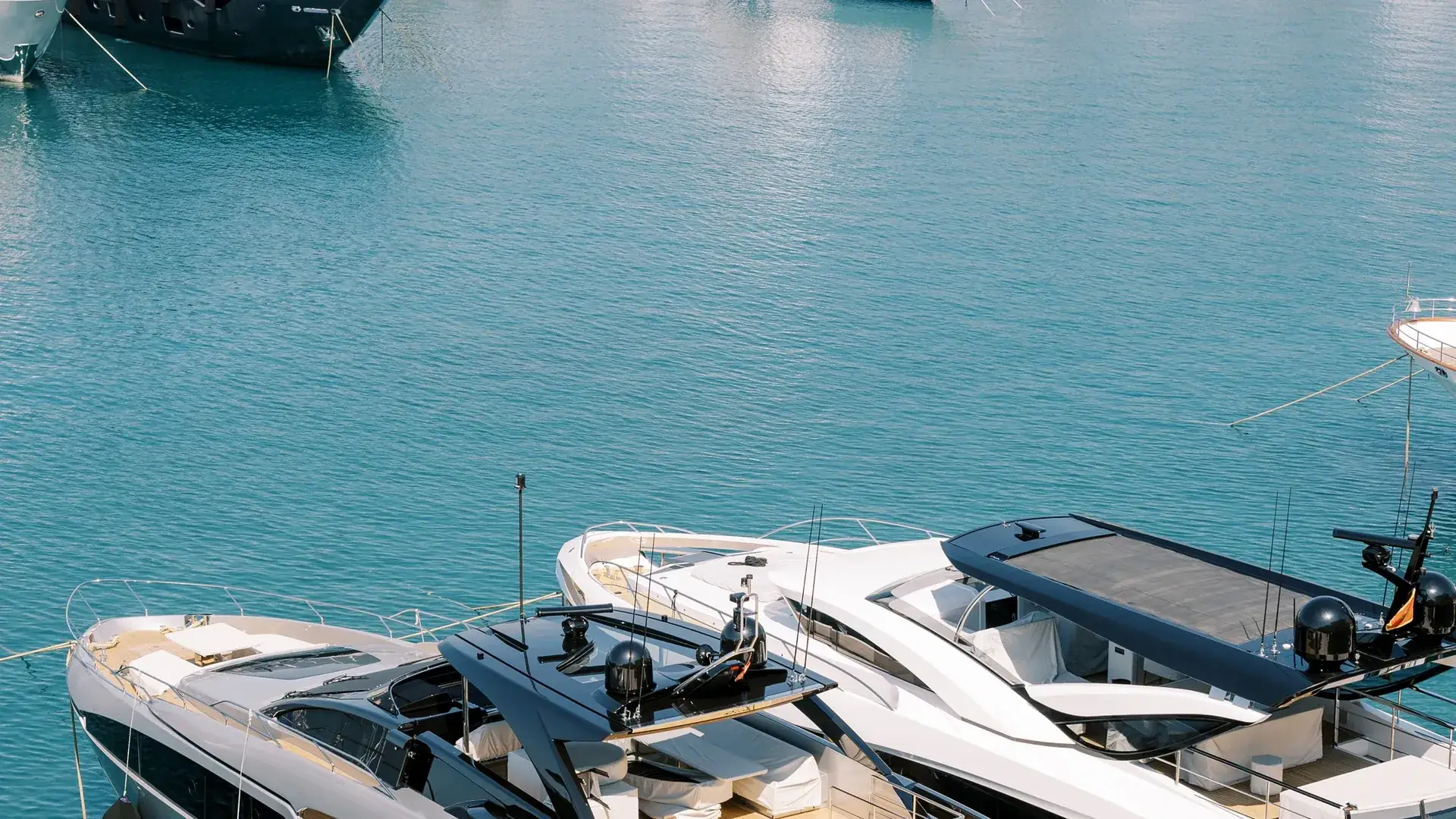 Motoryachten in einer Mittelmeer-Marina