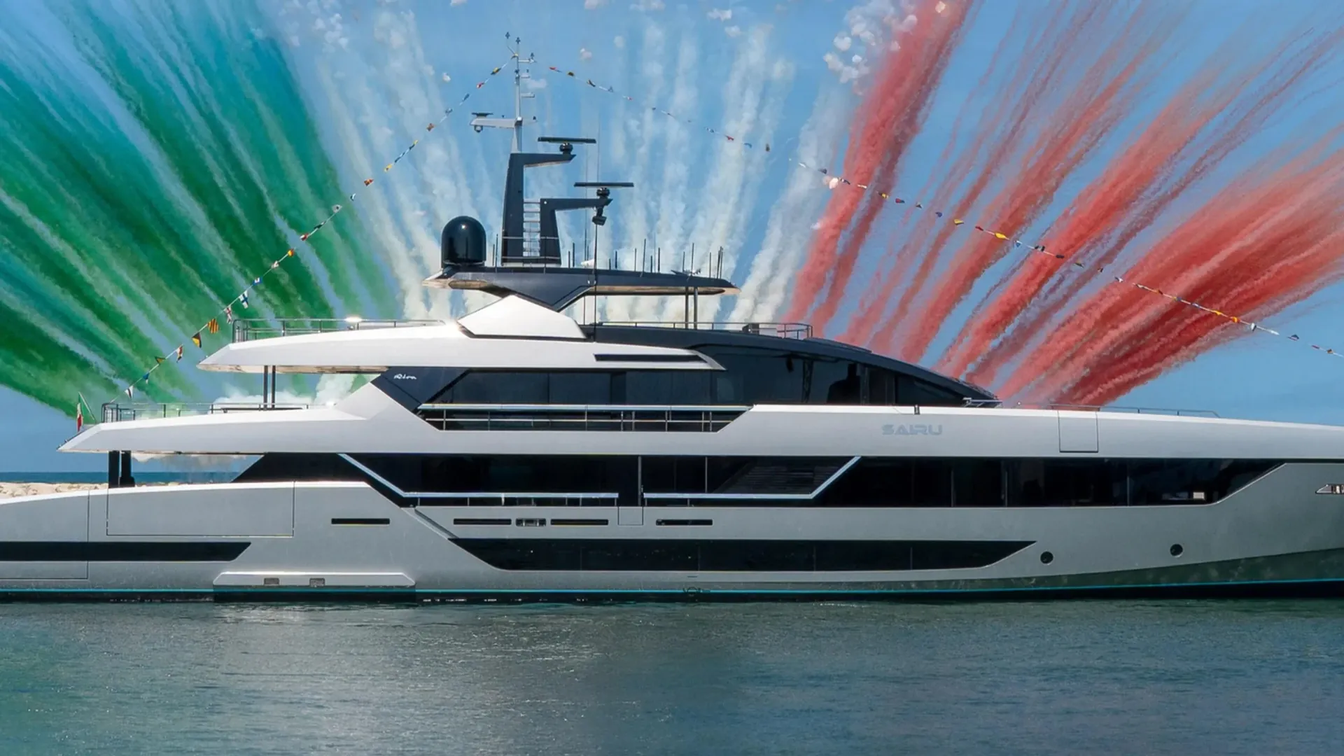 Motoryacht entlang der italienischen Küste