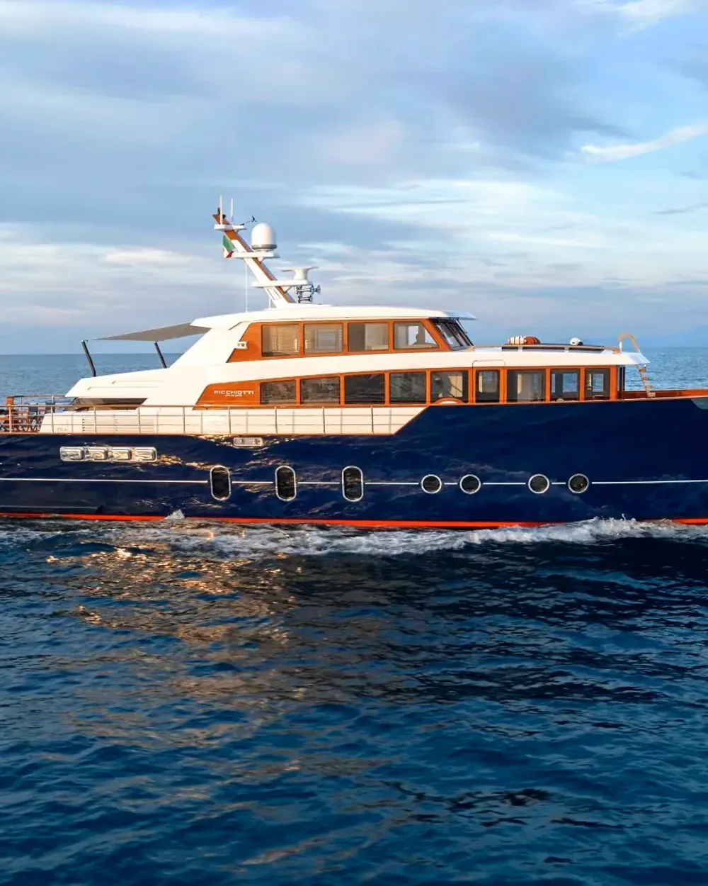 Yacht à moteur au mouillage le long de la côte