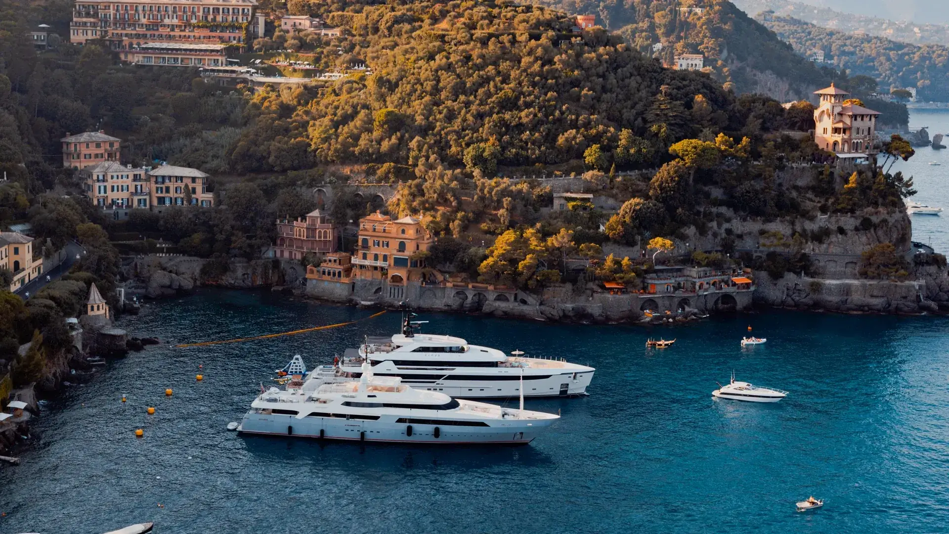 Superyachts au mouillage devant Portofino