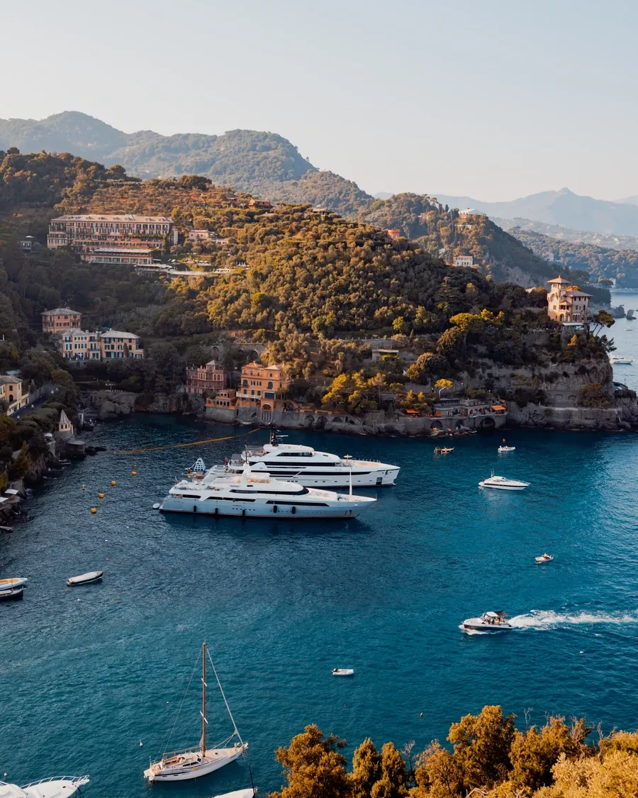 Superyachts au mouillage devant Portofino