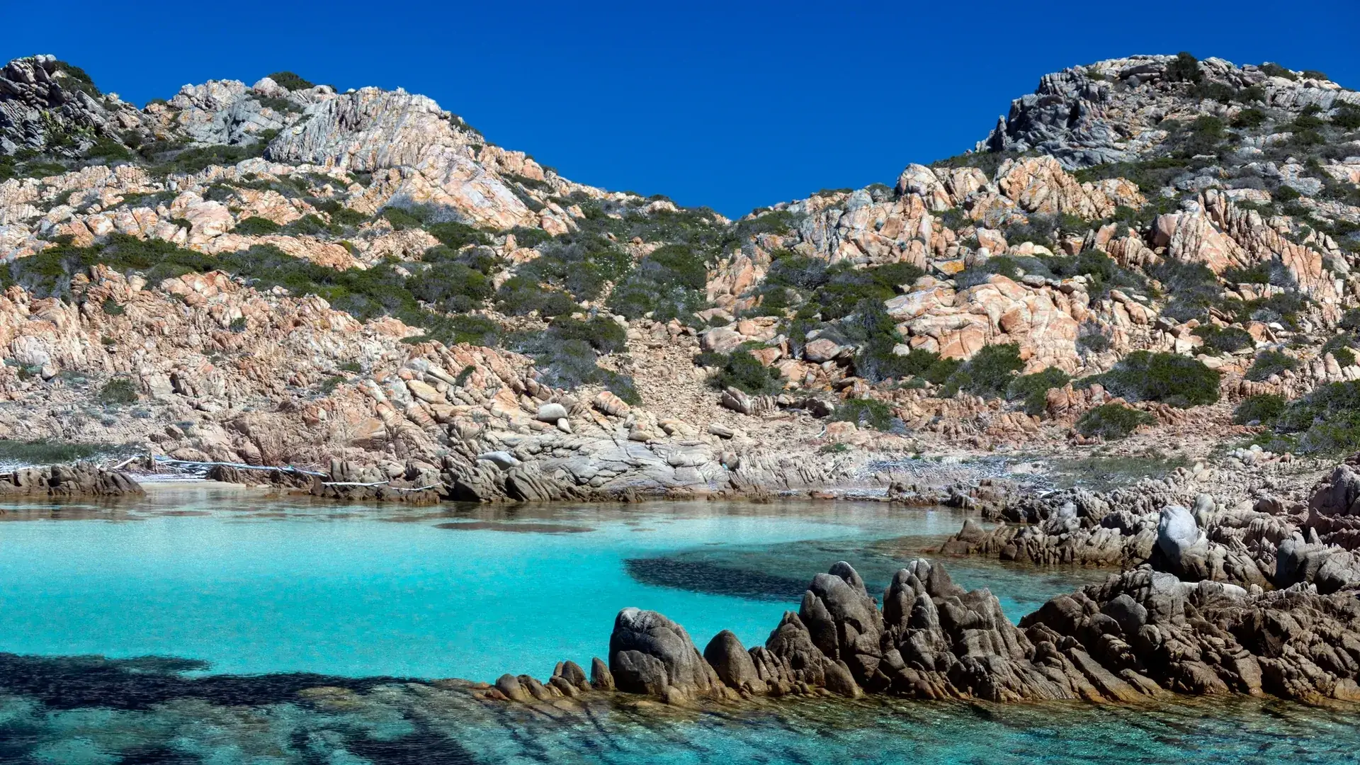 Türkisfarbene Bucht mit Granitfelsen auf Sardinien