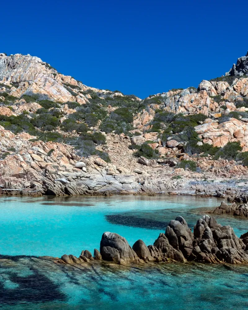 Türkisfarbene Bucht mit Granitfelsen auf Sardinien