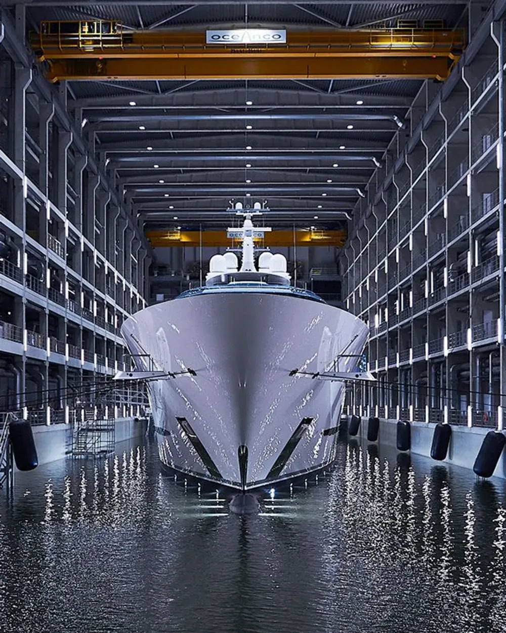 Superyacht im Bau in einer Werfthalle