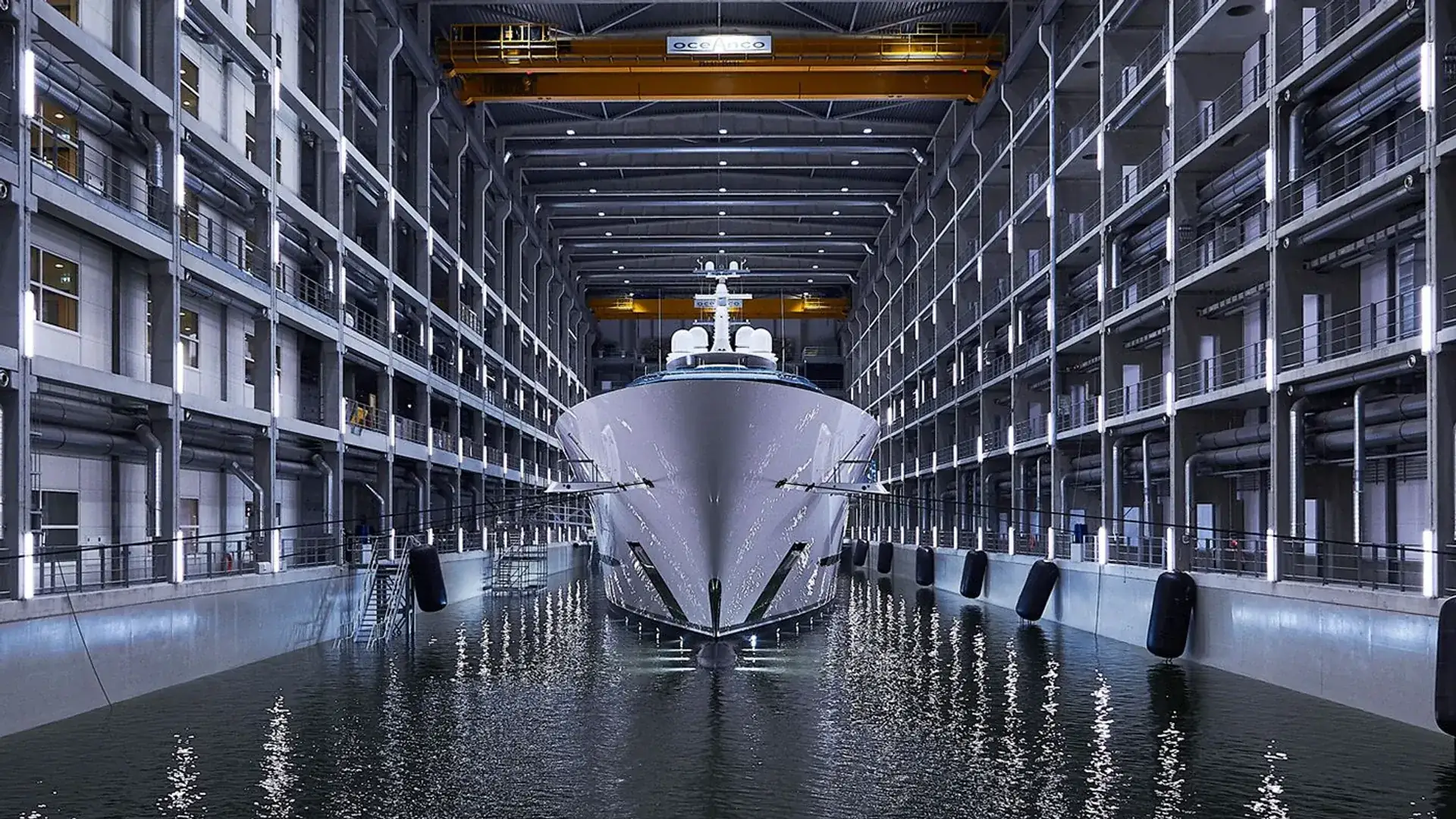 Superyacht im Bau in einer Werfthalle
