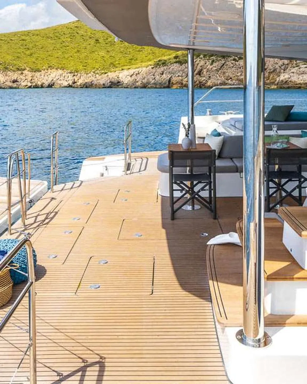 Großzügiges Deck eines Luxuskatamarans