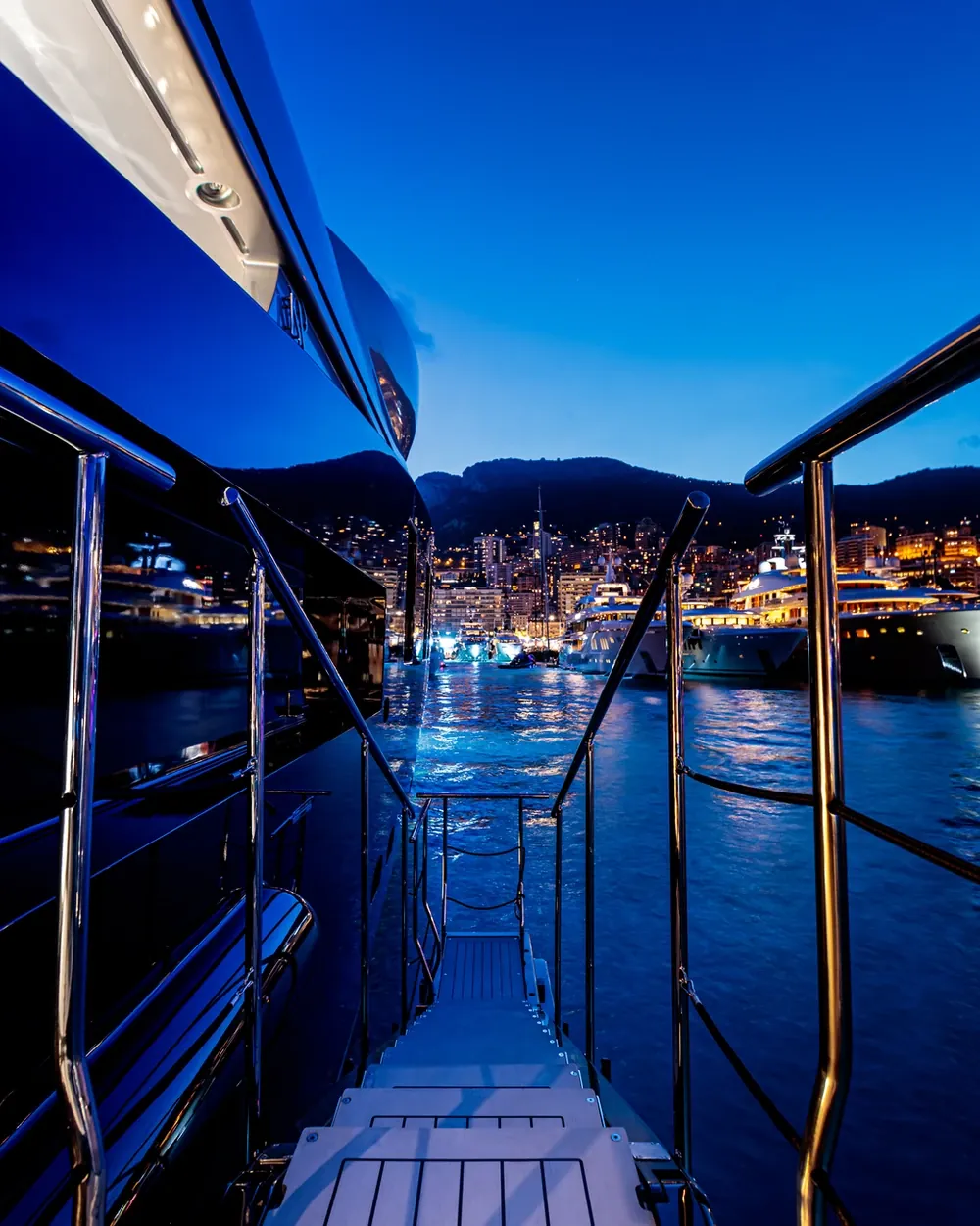 Elegantes Interieur einer privaten Yacht