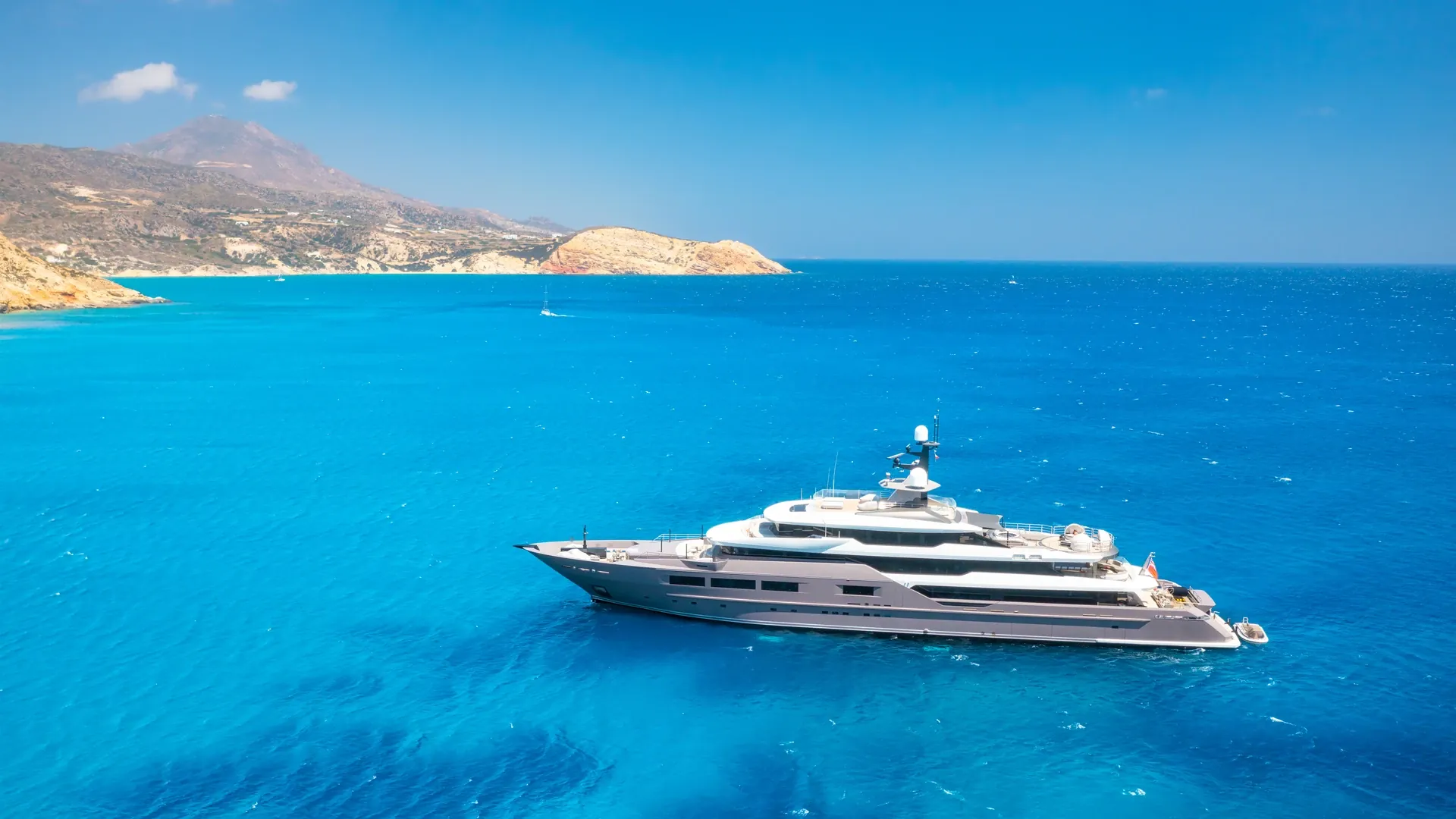 Superyacht au mouillage le long d'une côte méditerranéenne