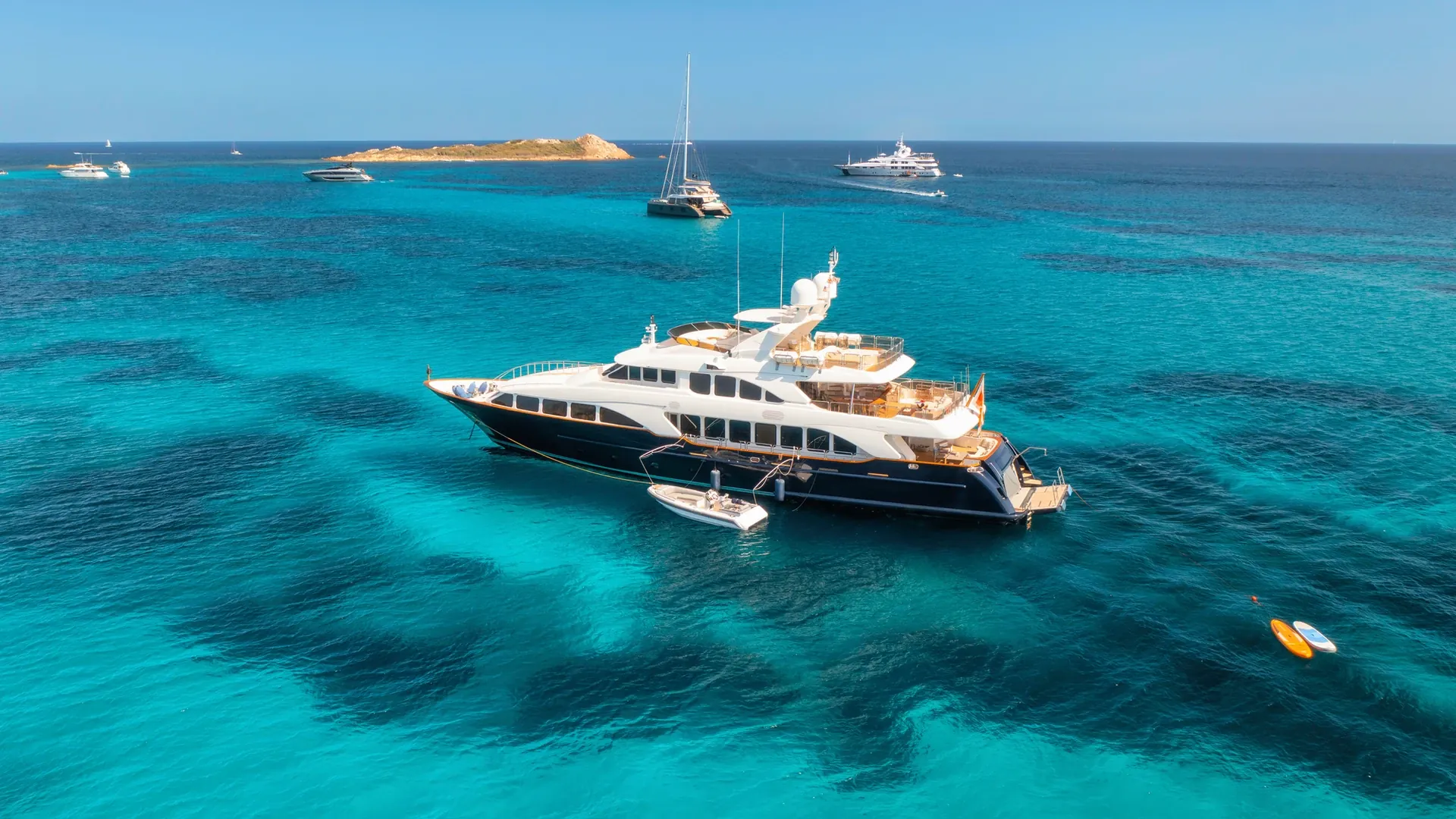 Superyacht vor Anker in einer türkisfarbenen Lagune