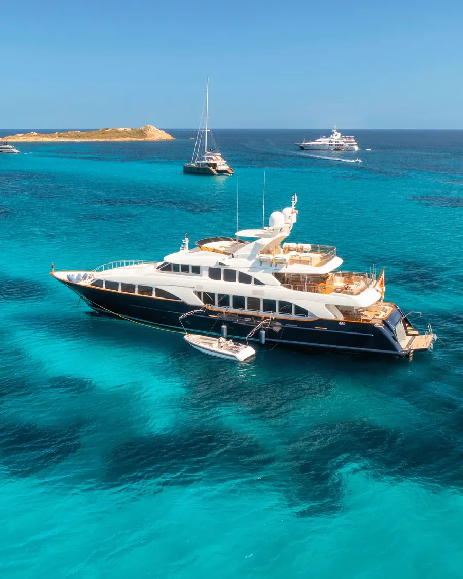 Superyacht au mouillage dans une eau turquoise